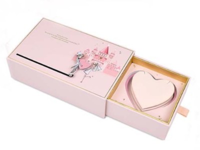 紙盒定制廠家告訴你，在制作愛心禮品包裝盒過程中，需要注意的問題